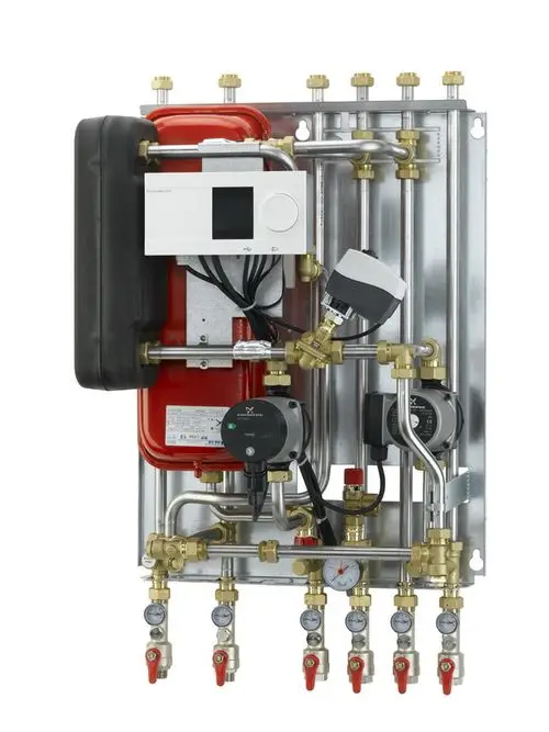 Hausstation mit verschiedenen Ventilen und Manometern, ausgestattet mit Danfoss-Regler und weiteren Komponenten zur Regelung von Heizungsanlagen.